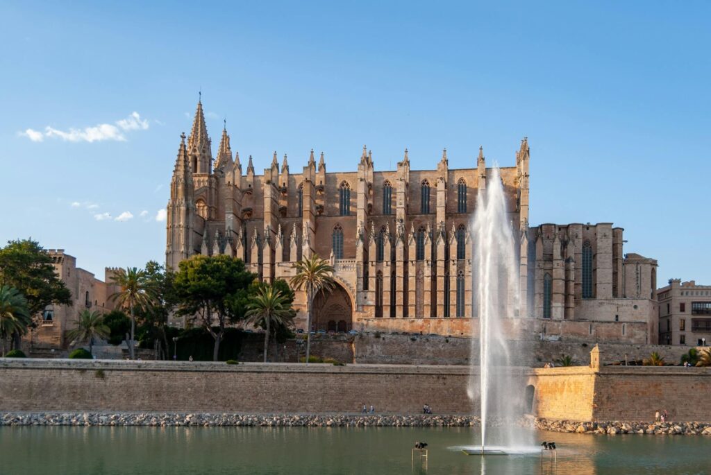 Vista lateral de la Catedral-Basílica de Santa María de Mallorca
